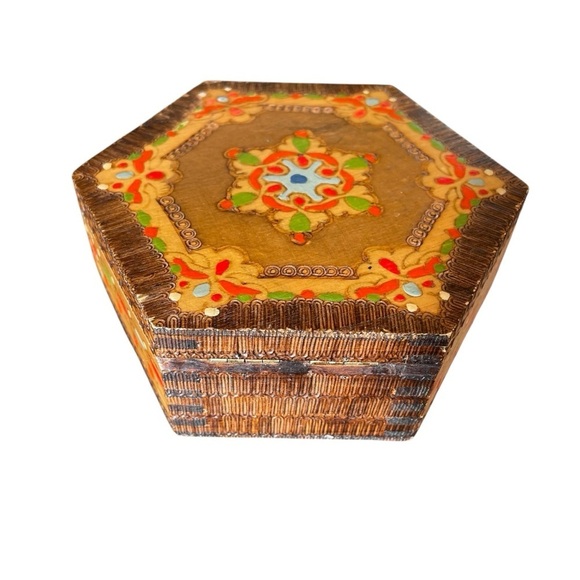 Polish Hand Crafted Vintage Painted Wood Burning Octogan Hinged Wood Box 1970’s - Picture 3 of 9